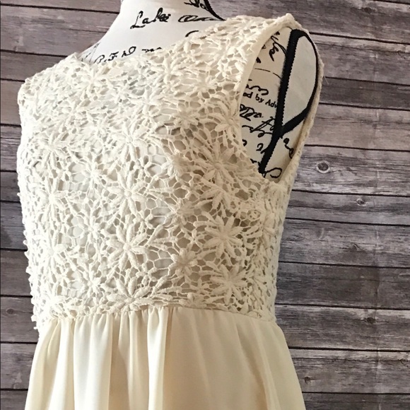 Elegant Cream colored Dress - Picture 2 of 8